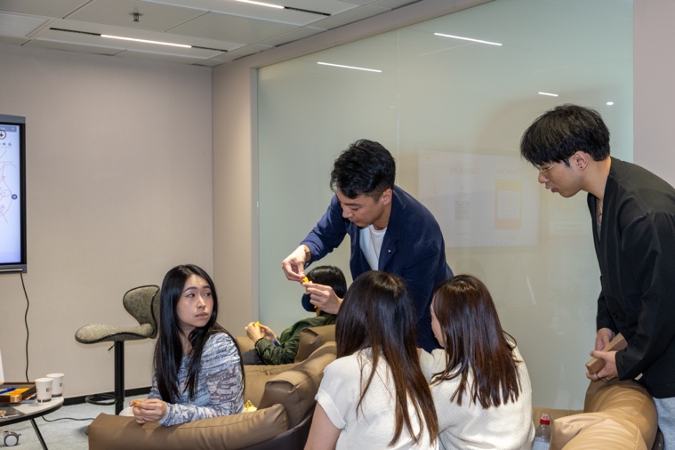 一群男人和女人在房间里
AI 生成的内容可能不正确。